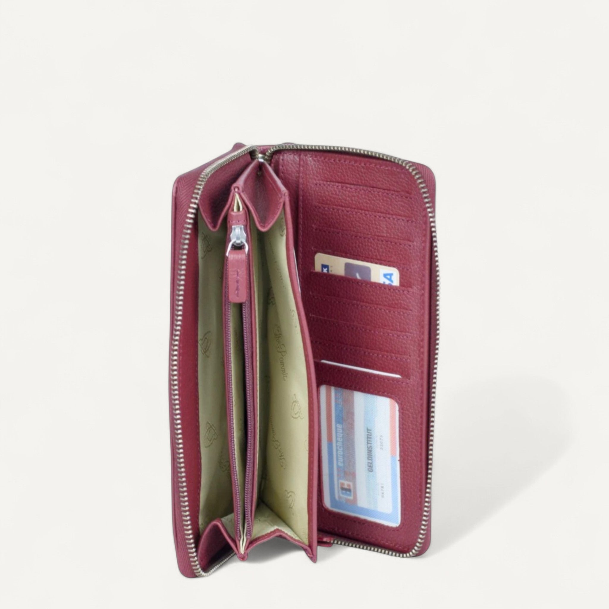 Chic Haven, The Clutch