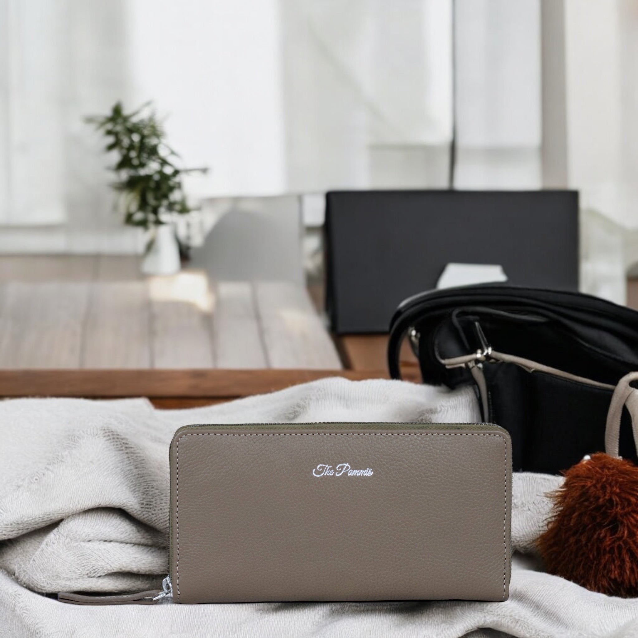 Chic Haven, The Clutch - The Pammis